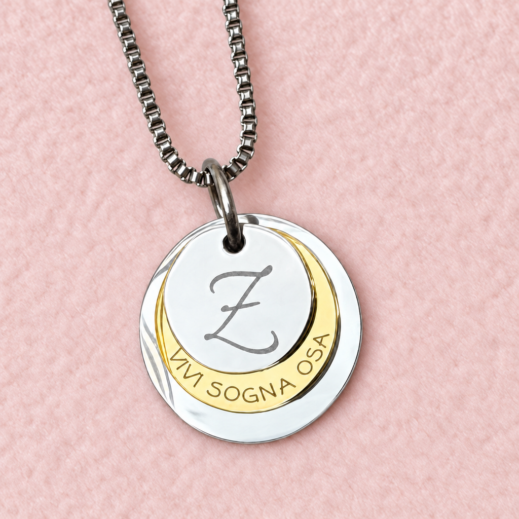 Collana con tre ciondoli sovrapposti color argento e oro, personalizzata con iniziale Z e frase Vivi sogna osa Svizzera CG CREATIONS