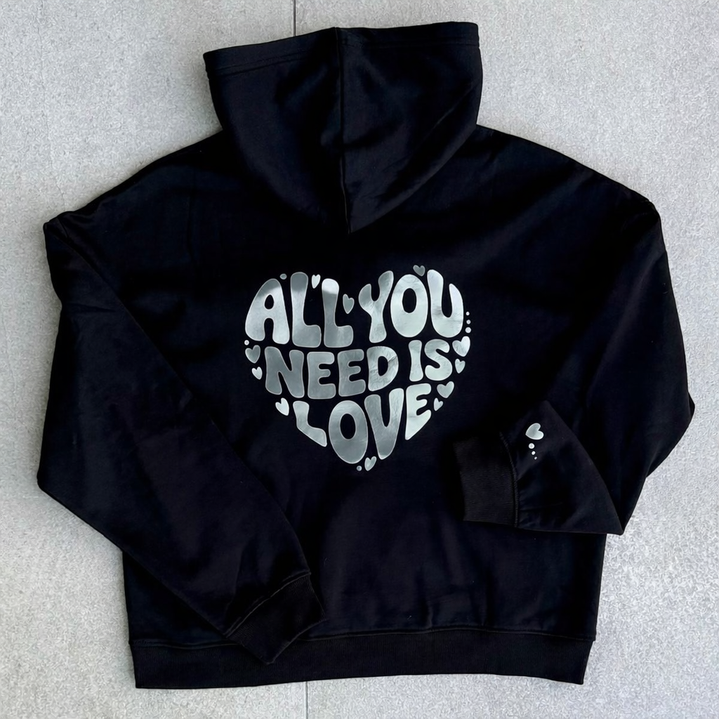 Felpa nera con grande cuore argento metallico formato dalla scritta All You Need Is Love sul retro CG CREATIONS