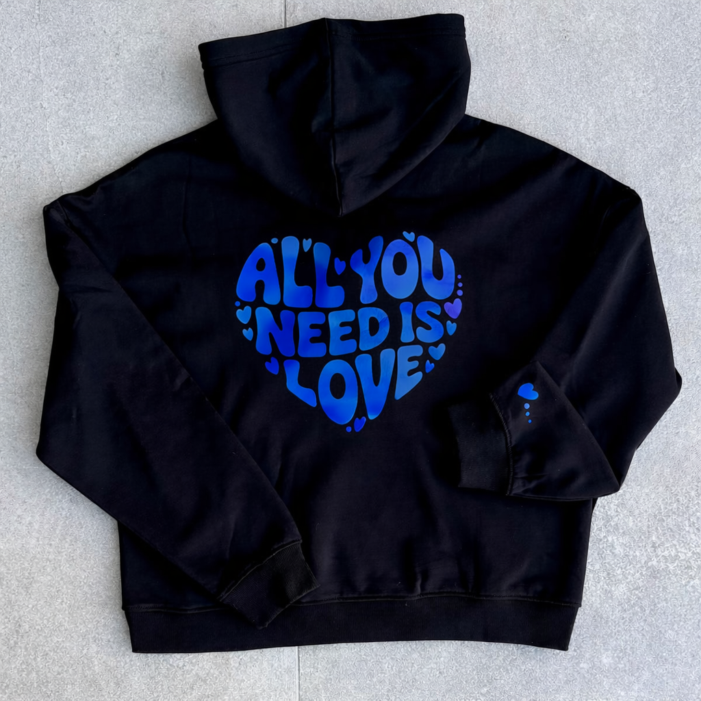 Felpa nera con grande cuore blu metallico formato dalla scritta All You Need Is Love sul retro CG CREATIONS