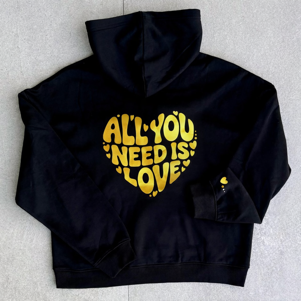 Felpa nera con grande cuore oro metallico formato dalla scritta All You Need Is Love sul retro CG CREATIONS