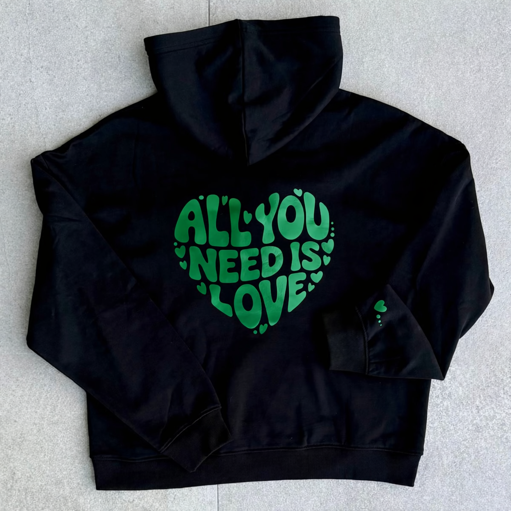 Felpa nera con grande cuore verde metallico formato dalla scritta All You Need Is Love sul retro CG CREATIONS