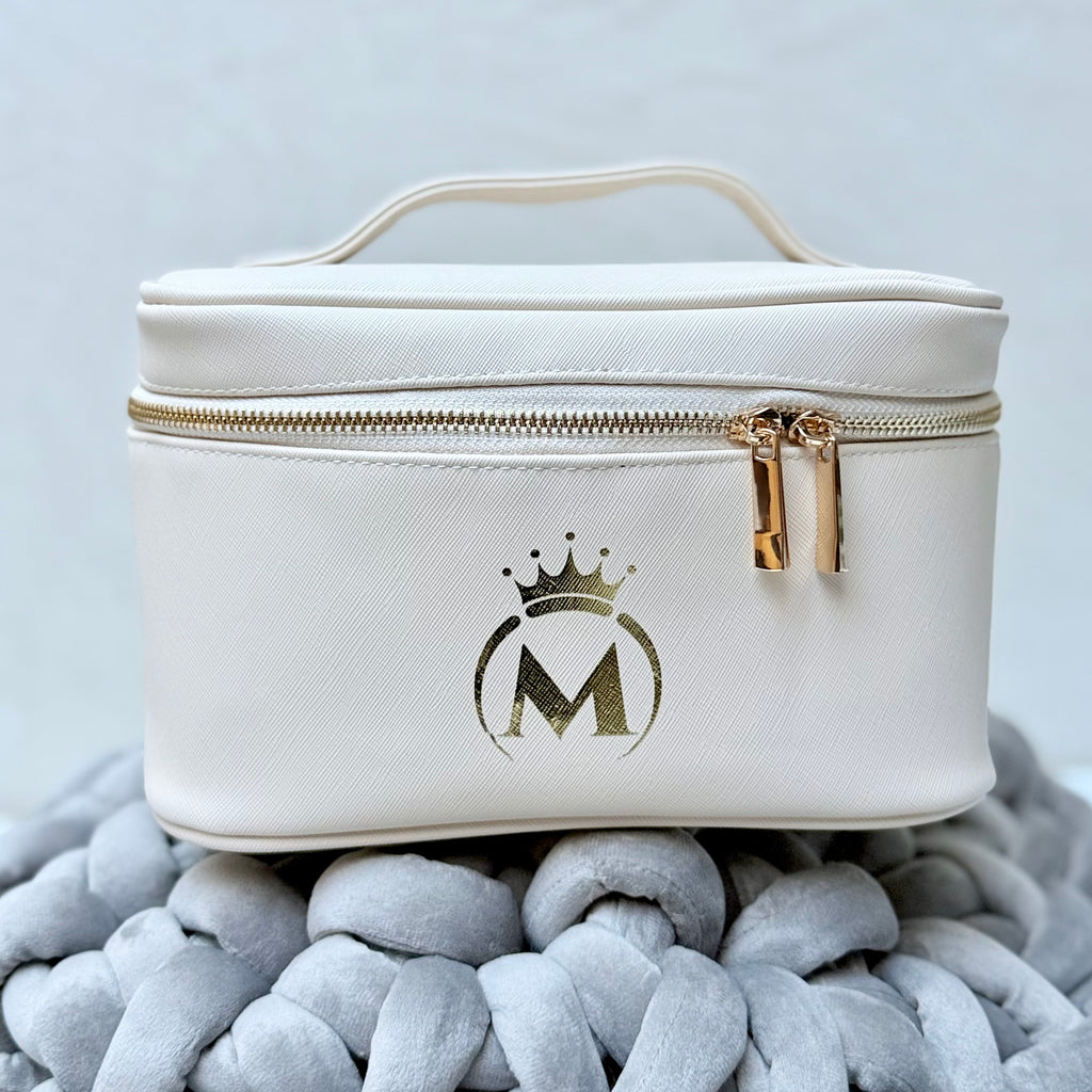 Beauty-case beige con iniziale e corona personalizzata CGCREATIONS Svizzera