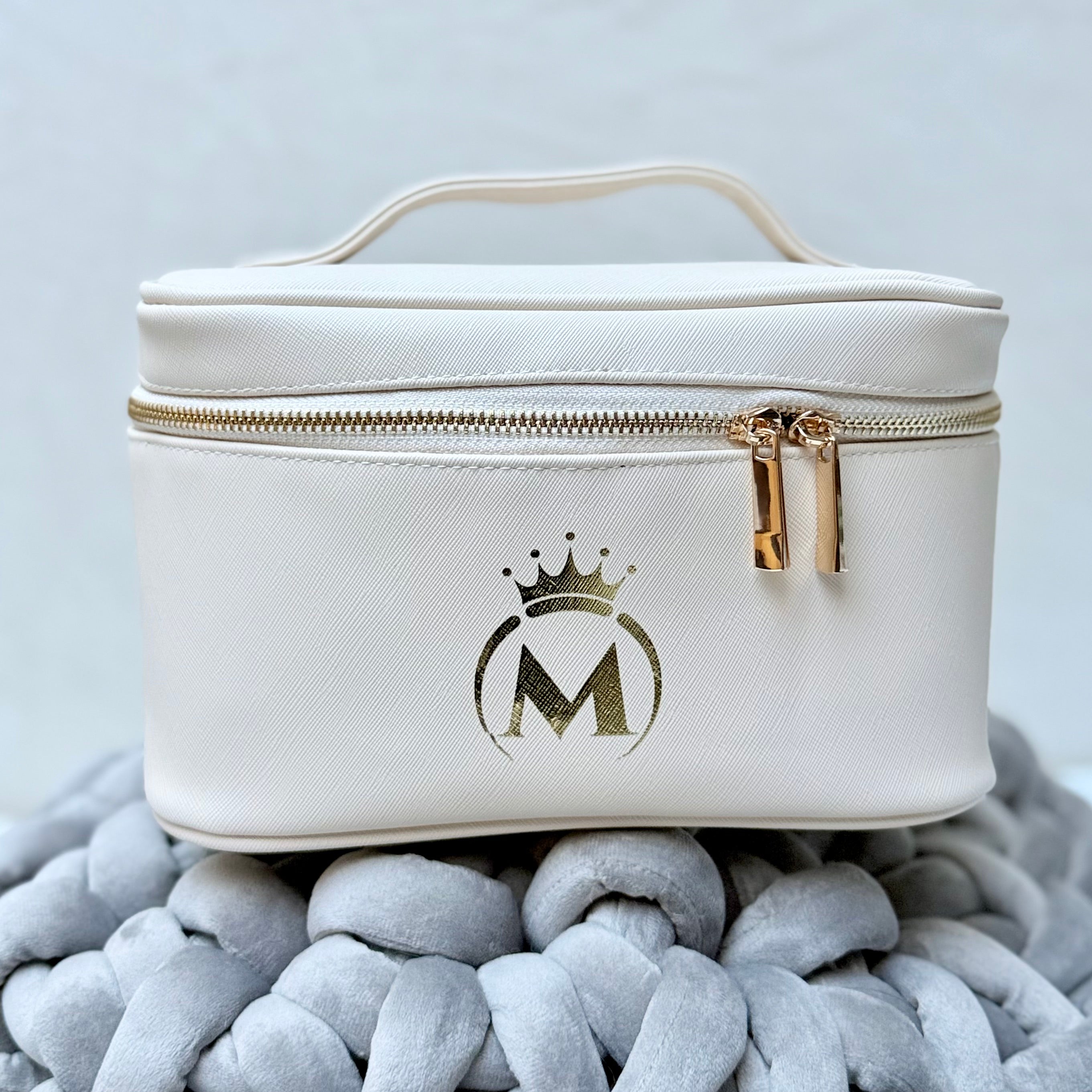 Beauty-case beige con iniziale e corona personalizzata CGCREATIONS Svizzera