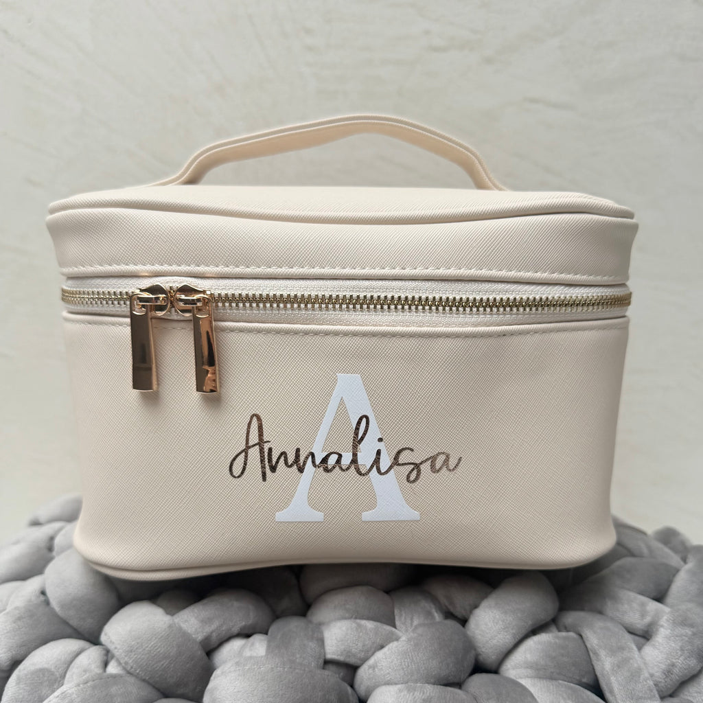 Beauty-case beige personalizzato con nome in oro rosa e iniziale in bianco - esempio personalizzazione CG CREATIONS