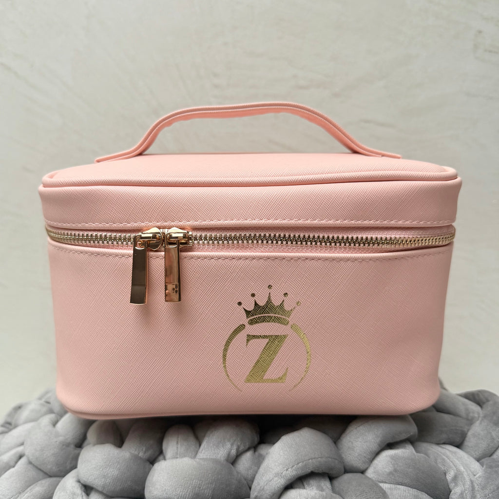 Beauty-case Princess rosa personalizzato con iniziale nome e corona - dettaglio personalizzazione CG CREATIONS Svizzera