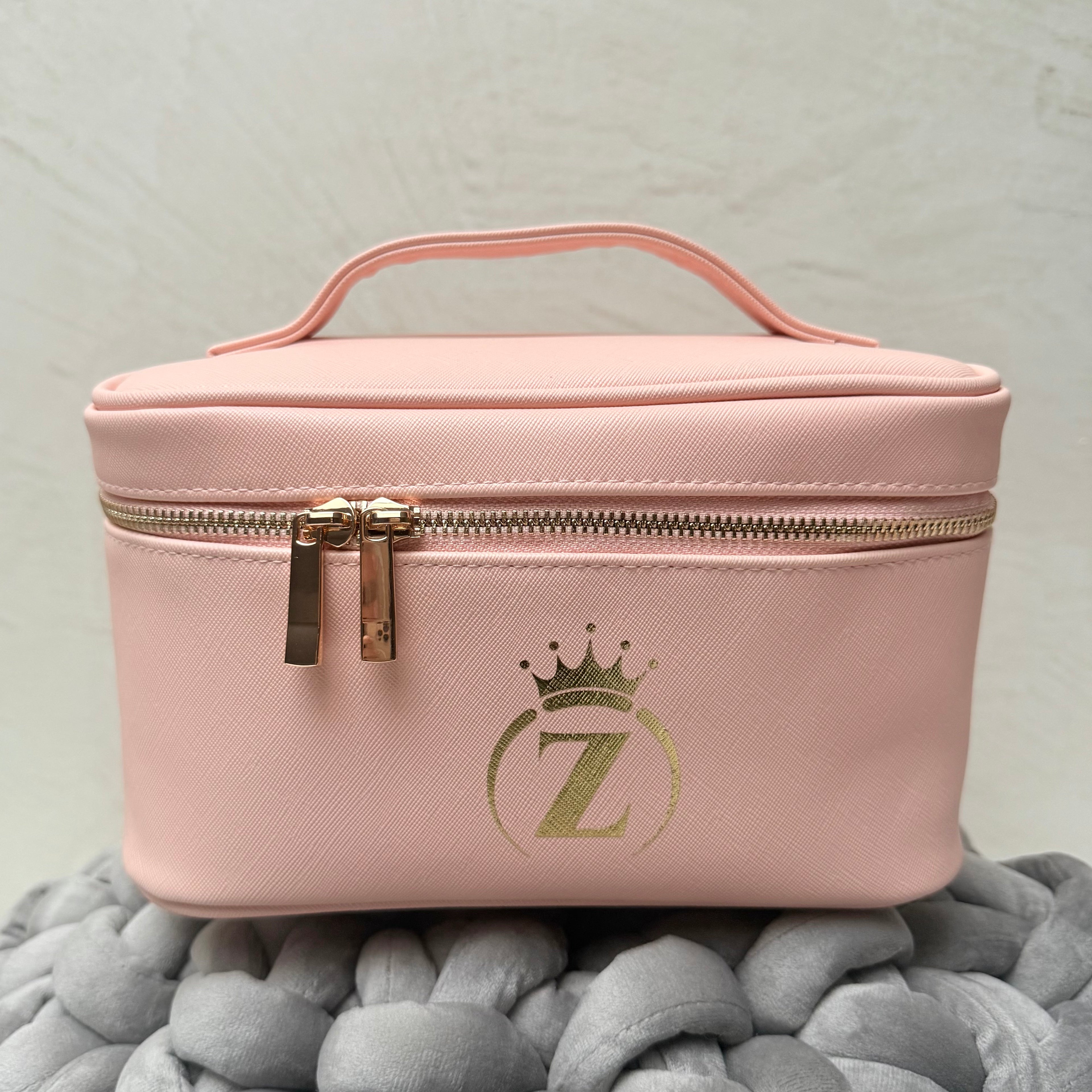 Beauty-case Princess rosa personalizzato con iniziale nome e corona - dettaglio personalizzazione CG CREATIONS Svizzera