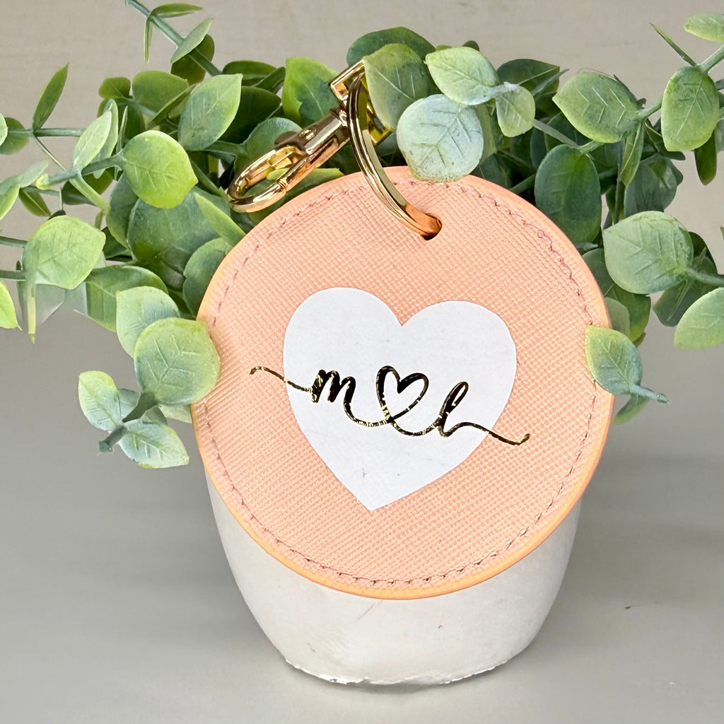 Portachiavi Love rotondo rosa con iniziali personalizzate e cuore - accessorio romantico San Valentino CG CREATIONS Svizzera