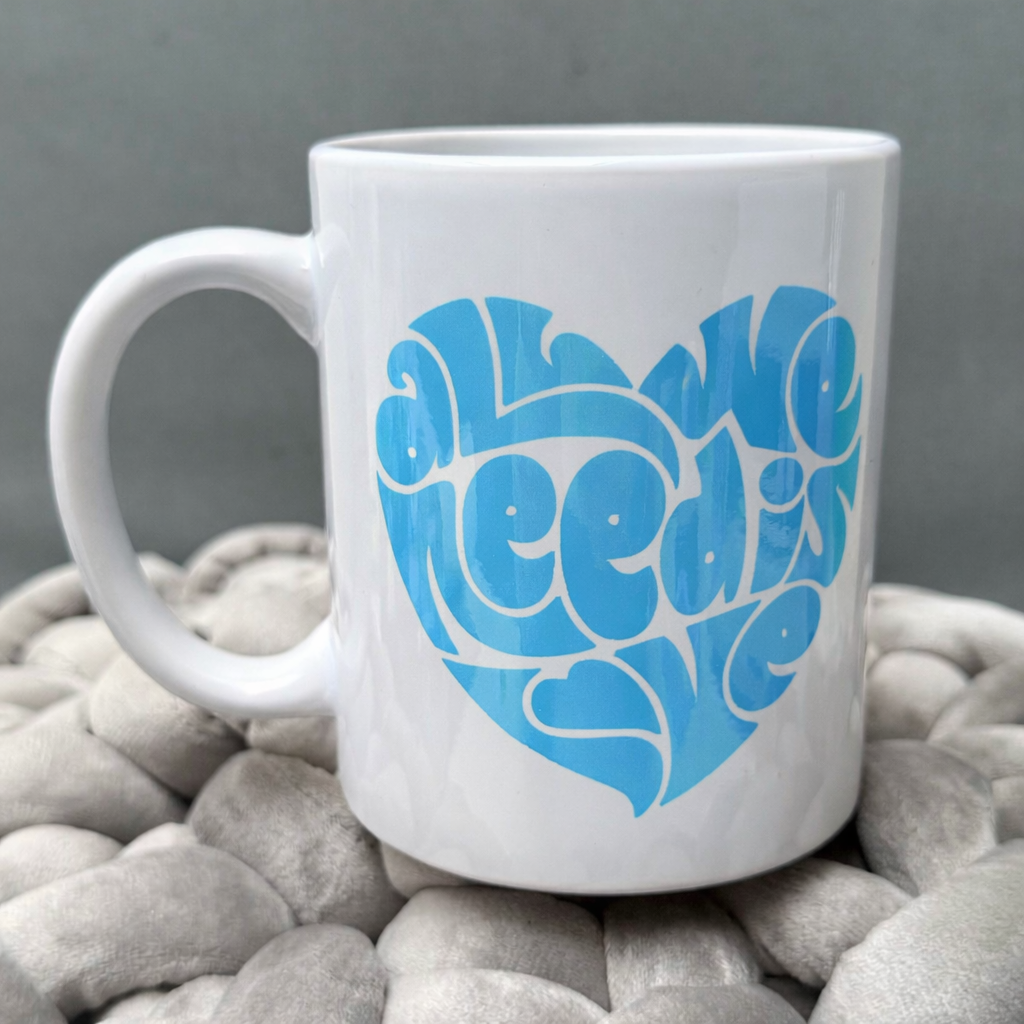 Tazza bianca All We Need Is Love cuore giallo - Regalo personalizzabile - CG CREATIONS Svizzera