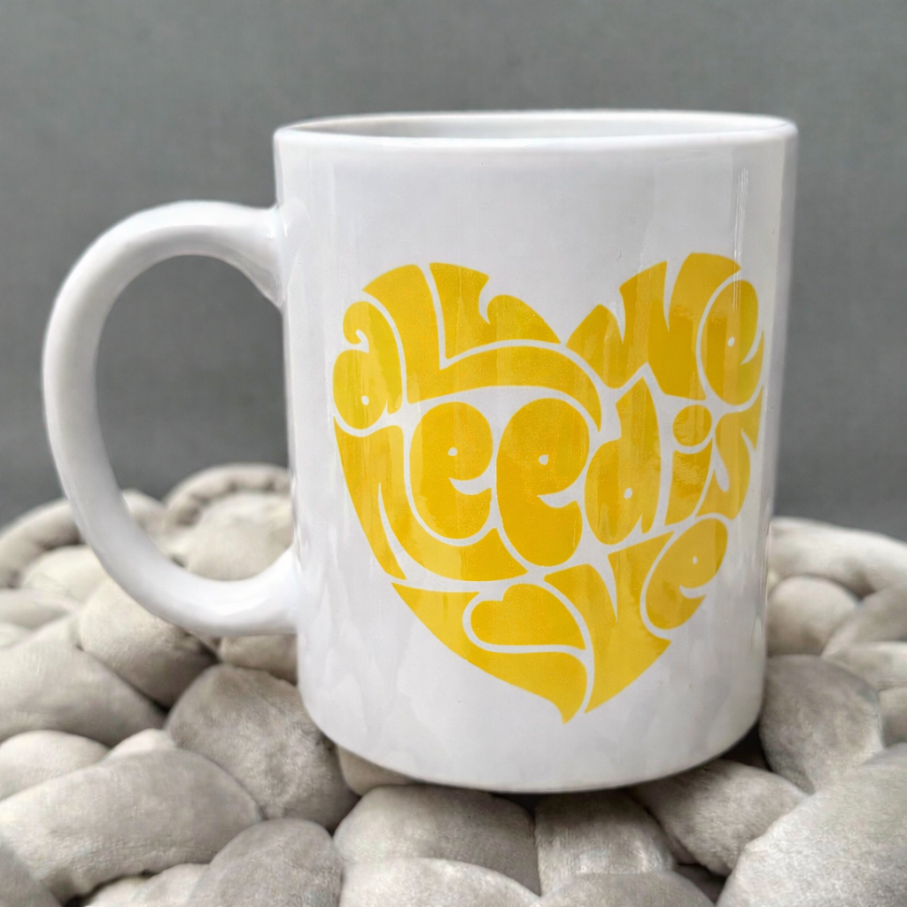 Tazza bianca All We Need Is Love con cuore gialllo - Regalo San Valentino - CG CREATIONS Svizzera