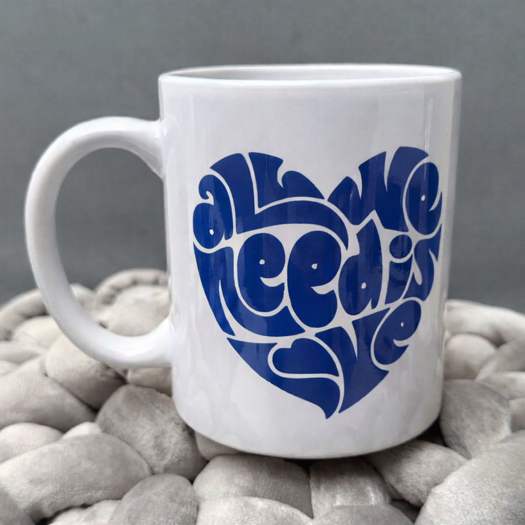 Tazza All We Need Is Love con scritta blu a forma di cuore - Design retrò - CG CREATIONS Svizzera