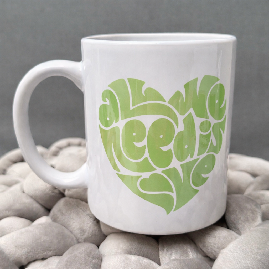 Tazza bianca All We Need Is Love con cuore rosso - Regalo San Valentino - CG CREATIONS Svizzera